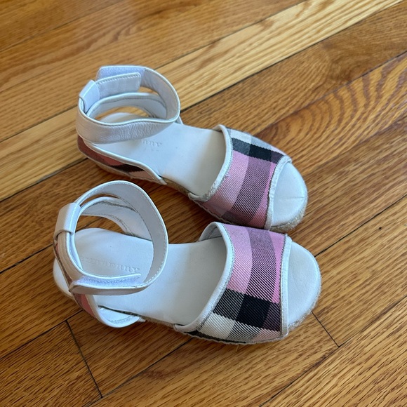 Beautiful pink/what Burberry espadrille little girls sandals😍 - Picture 4 of 6
